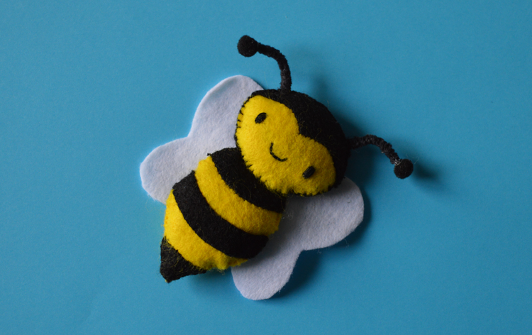 Felt bee template freebie Little Lovely Crafts